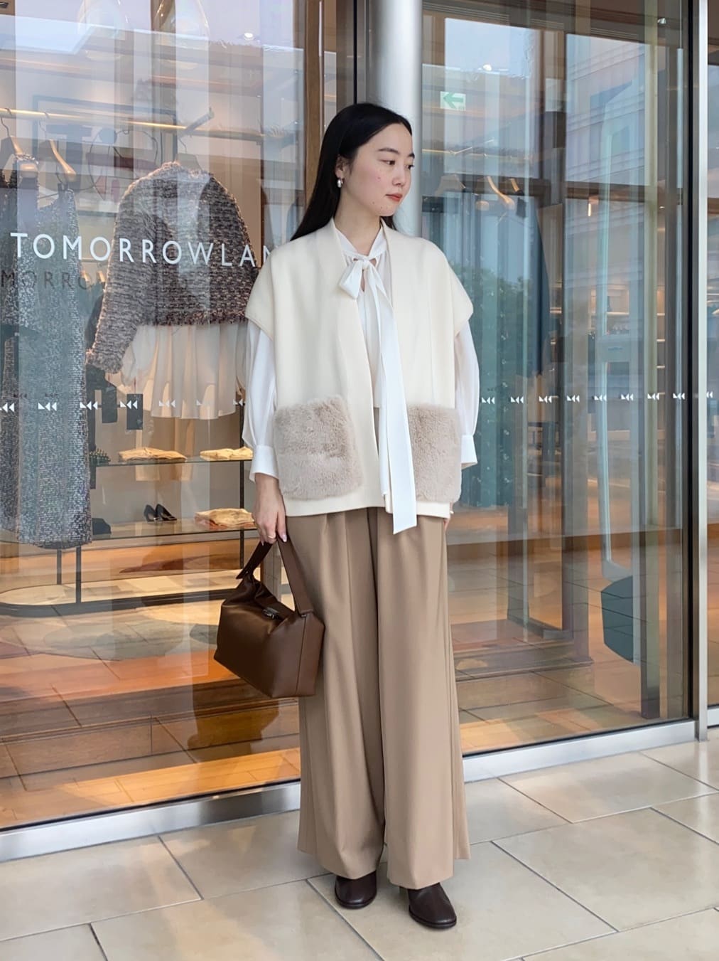 TOMORROWLANDのシアートロピカル ボウタイブラウスを使った
