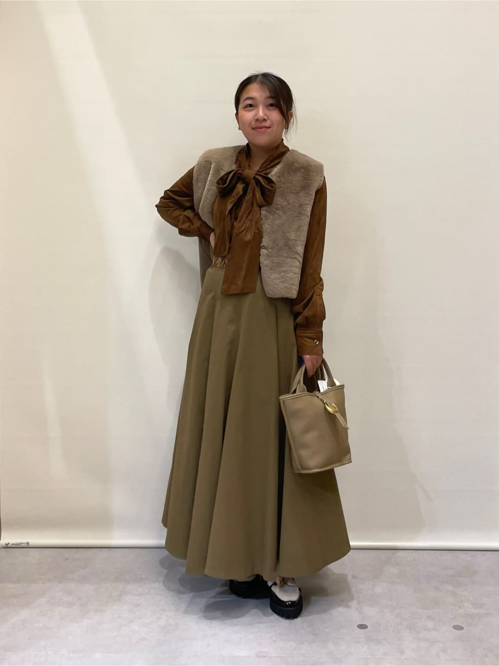 Vinのリバーシブルフェイクファーベストを使ったコーディネートを紹介します。｜Rakuten Fashion(楽天ファッション／旧楽天ブランドアベニュー)6301339