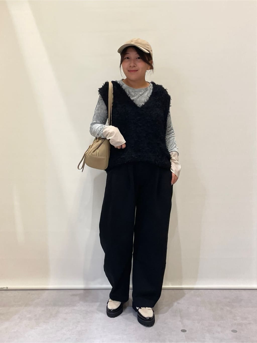 VinのチュールテープヤーンVネックベストを使ったコーディネートを紹介します。｜Rakuten Fashion(楽天ファッション／旧楽天ブランドアベニュー)6301534