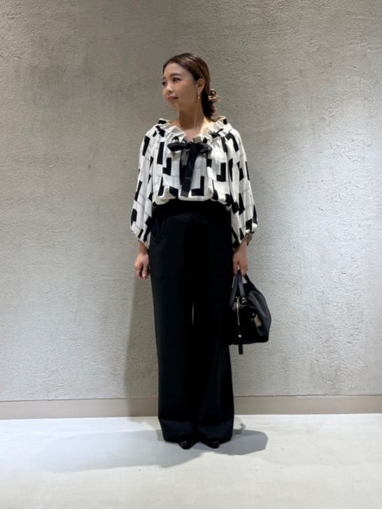 Vinのギャザーカラーボリュームブラウスを使ったコーディネートを紹介します。｜Rakuten Fashion(楽天ファッション／旧楽天ブランドアベニュー)6307700