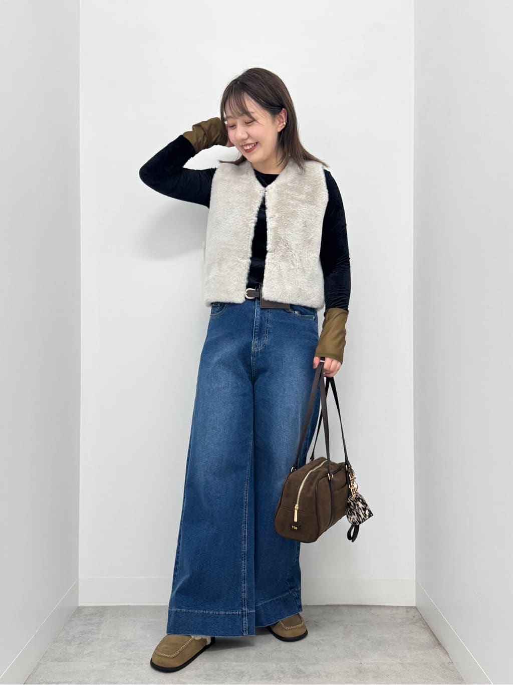 Vinのリバーシブルフェイクファーベストを使ったコーディネートを紹介します。｜Rakuten Fashion(楽天ファッション／旧楽天ブランドアベニュー)6308599