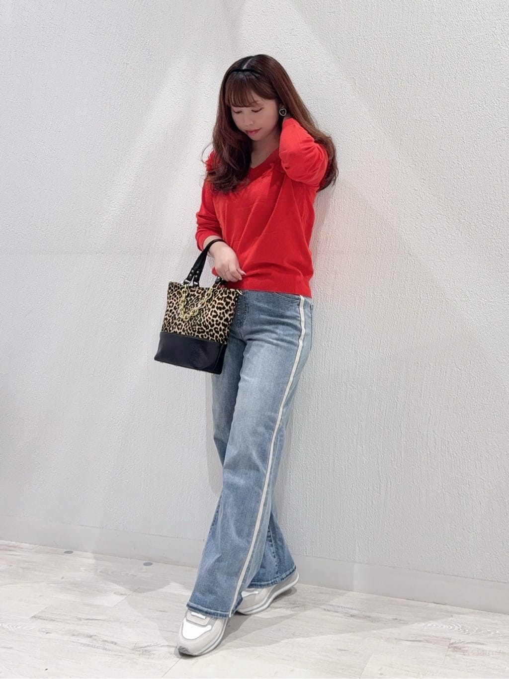 VinのチュールフリルVネックニットを使ったコーディネートを紹介します。｜Rakuten Fashion(楽天ファッション／旧楽天ブランドアベニュー)6313509