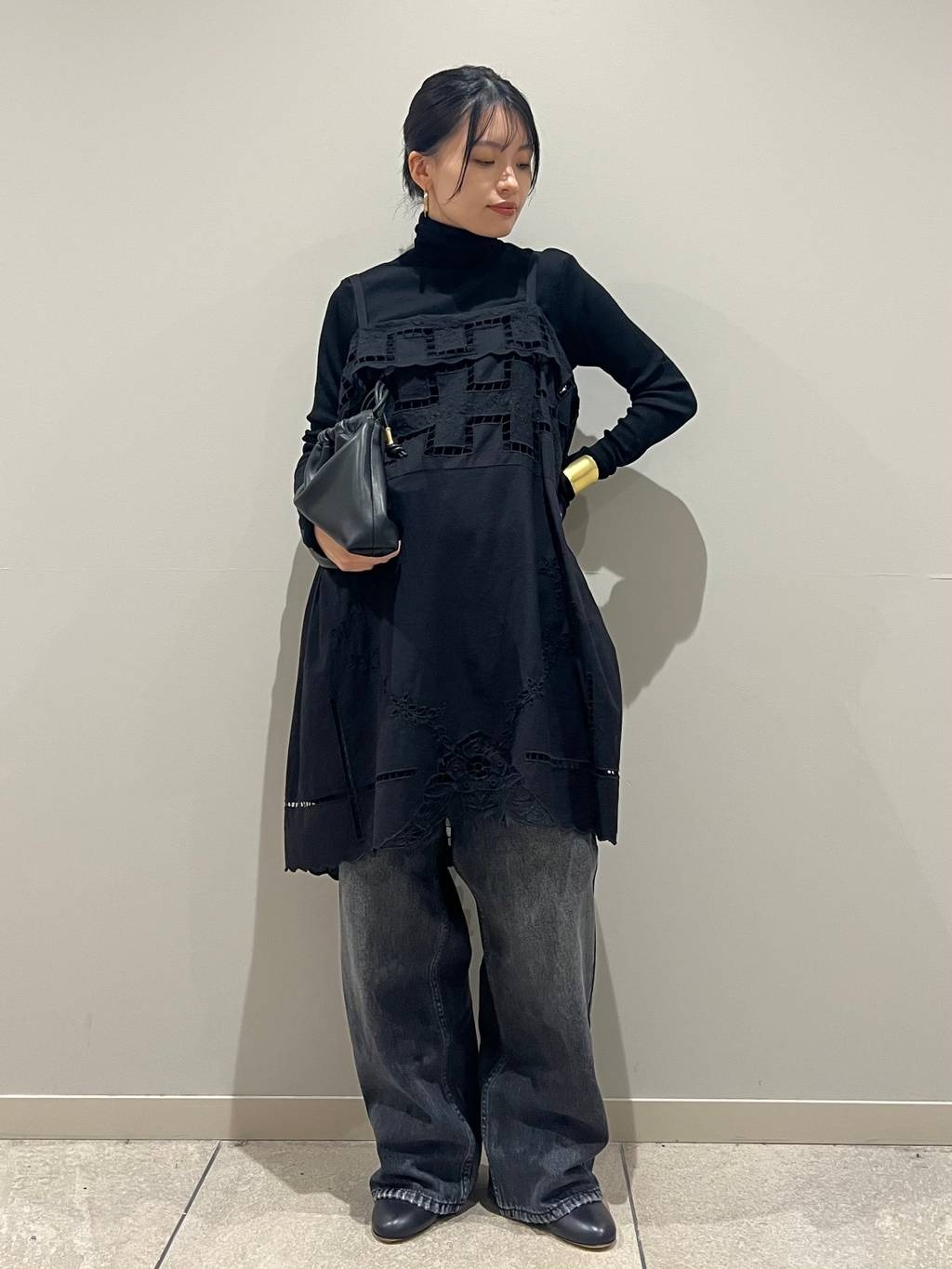 Curensologyのカットワーククロスブラウスを使ったコーディネート