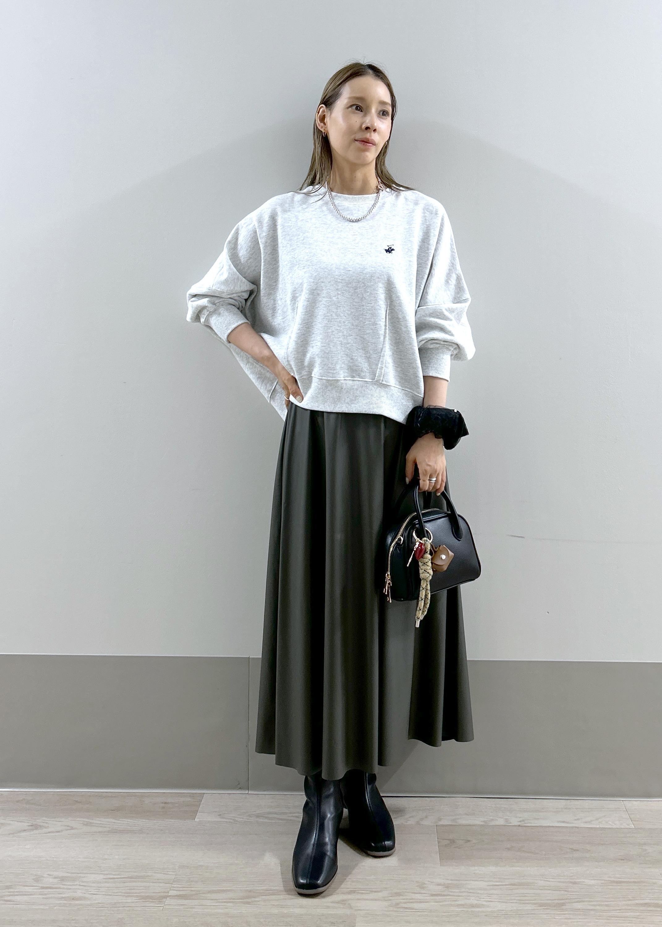 ROPE' PICNICのシンセティックレザーフレアロングスカートを使ったコーディネートを紹介します。｜Rakuten Fashion(楽天ファッション／旧楽天ブランドアベニュー)6339530