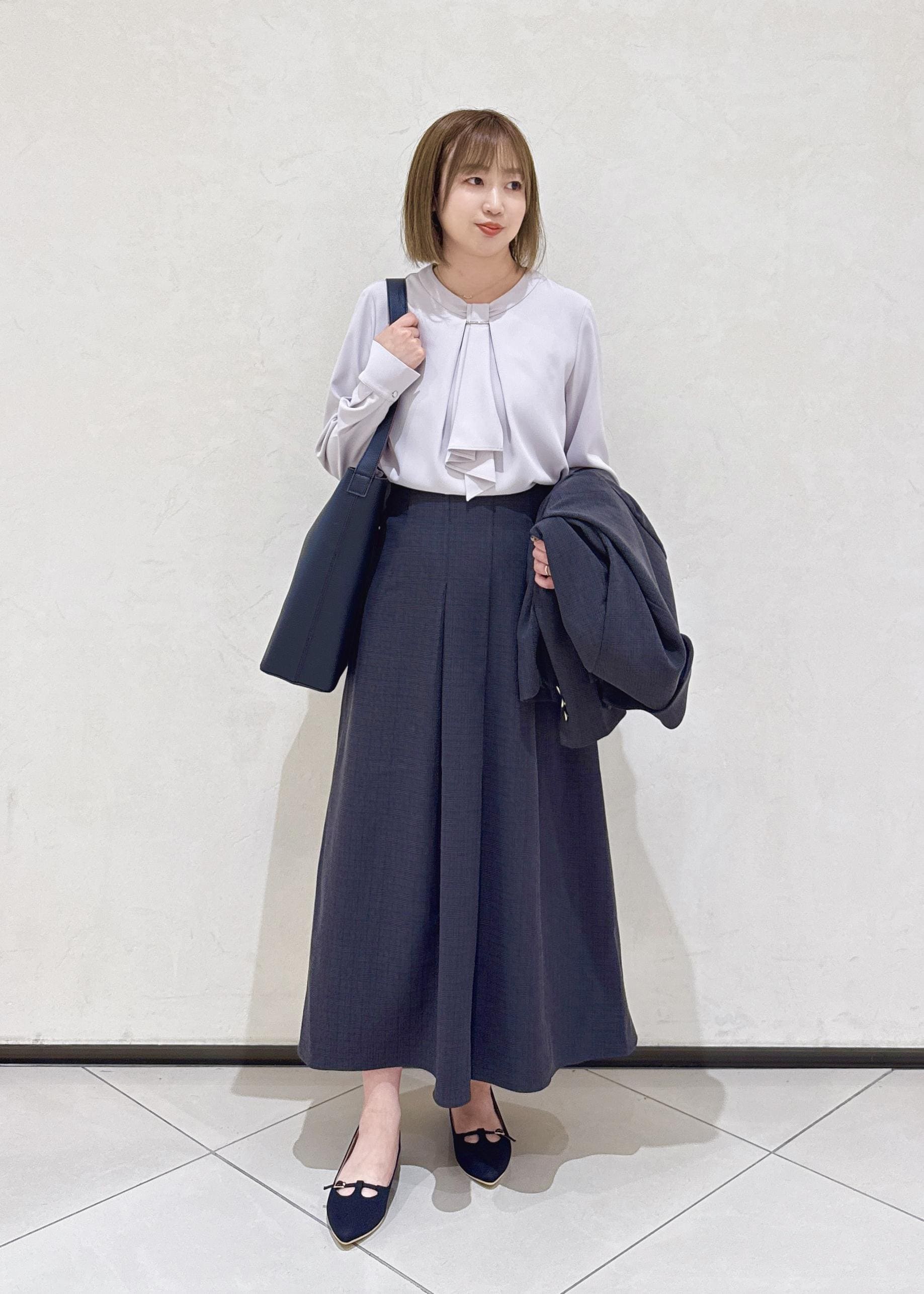 ROPE' PICNICの【WEB限定カラー・サイズ】メタルパーツフロントフリルタイブラウス/通勤対応を使ったコーディネートを紹介します。｜Rakuten Fashion(楽天ファッション／旧楽天ブランドアベニュー)6339575