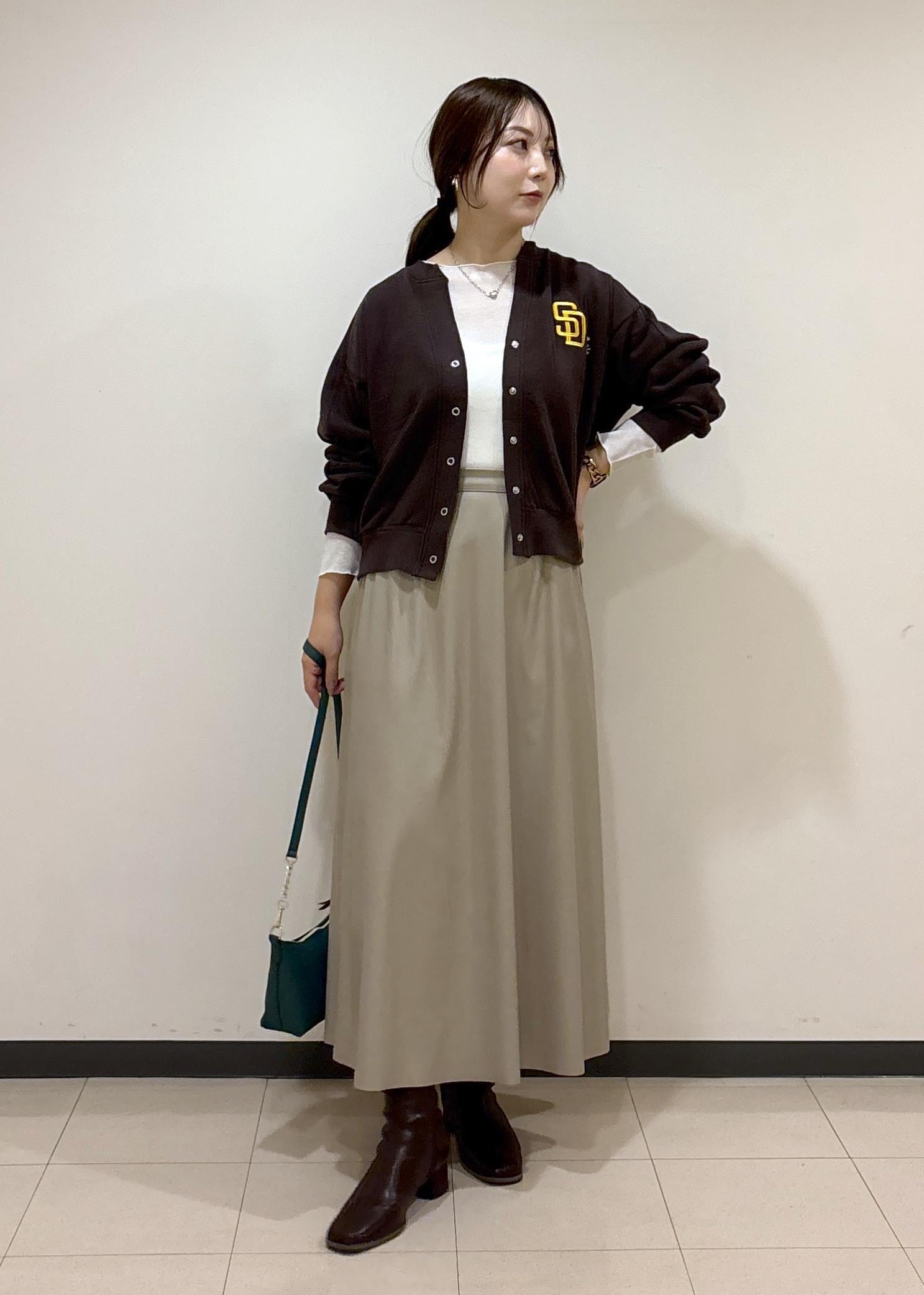 ROPE' PICNICのシンセティックレザーフレアロングスカートを使ったコーディネートを紹介します。｜Rakuten Fashion(楽天ファッション／旧楽天ブランドアベニュー)6353318