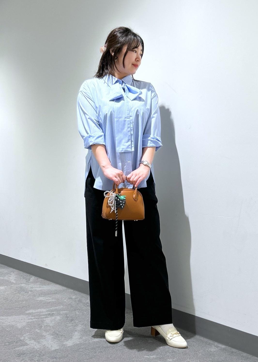 ROPE' PICNICの【防シワ】ボウタイ付きレギュラーシャツを使ったコーディネートを紹介します。｜Rakuten Fashion(楽天ファッション／旧楽天ブランドアベニュー)6353329