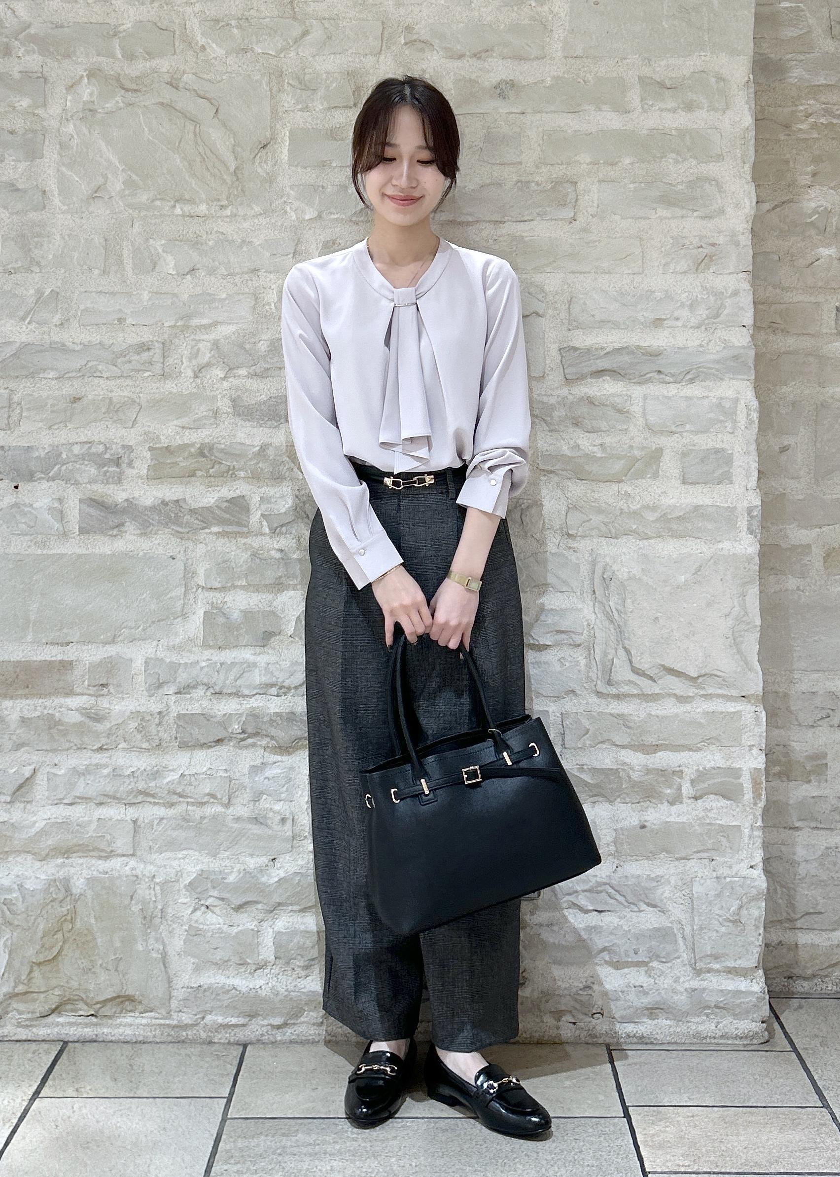 ROPE' PICNICの【WEB限定カラー・サイズ】メタルパーツフロントフリルタイブラウス/通勤対応を使ったコーディネートを紹介します。｜Rakuten Fashion(楽天ファッション／旧楽天ブランドアベニュー)6353435