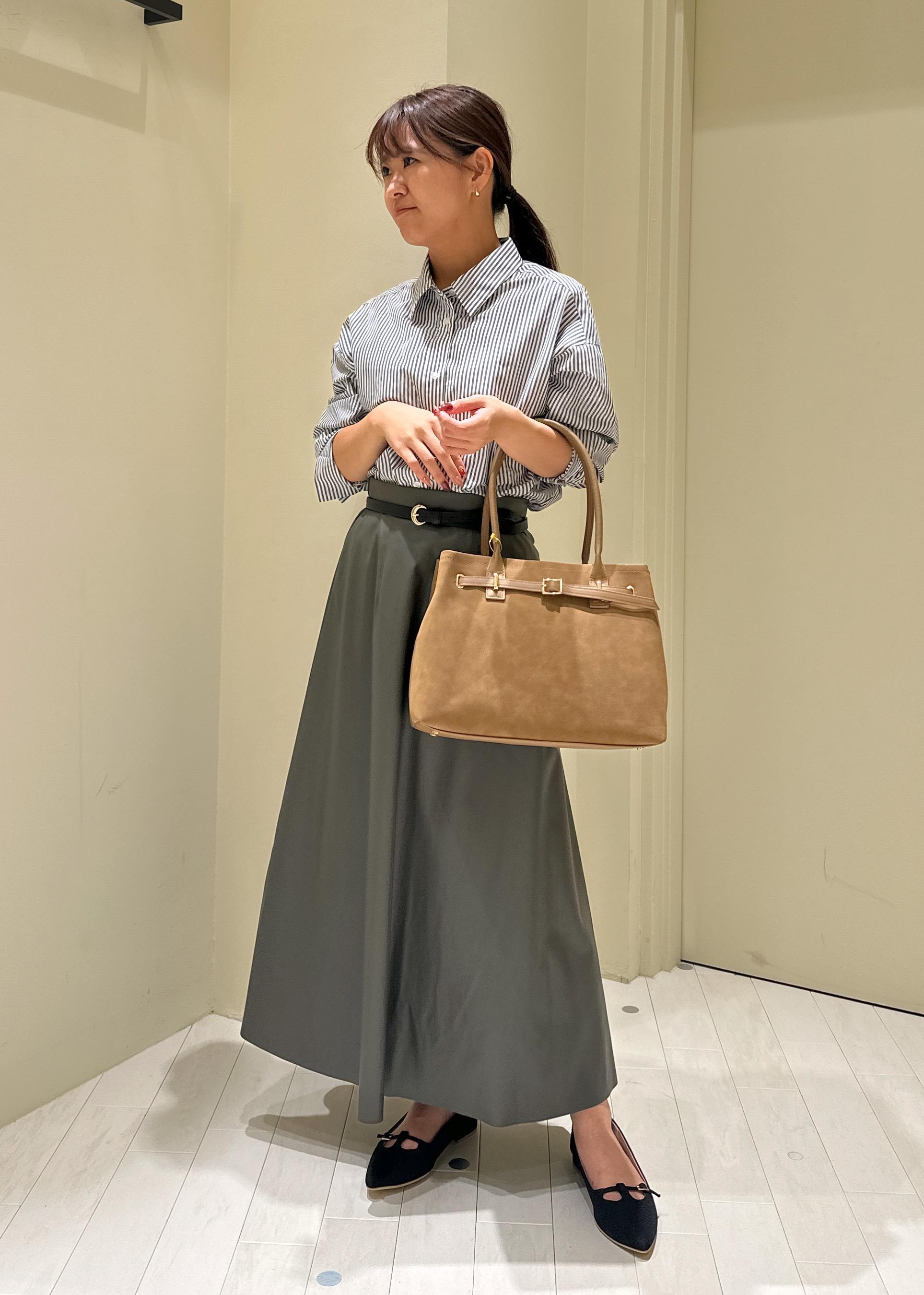 ROPE' PICNICのシンセティックレザーフレアロングスカートを使ったコーディネートを紹介します。｜Rakuten Fashion(楽天ファッション／旧楽天ブランドアベニュー)6353499