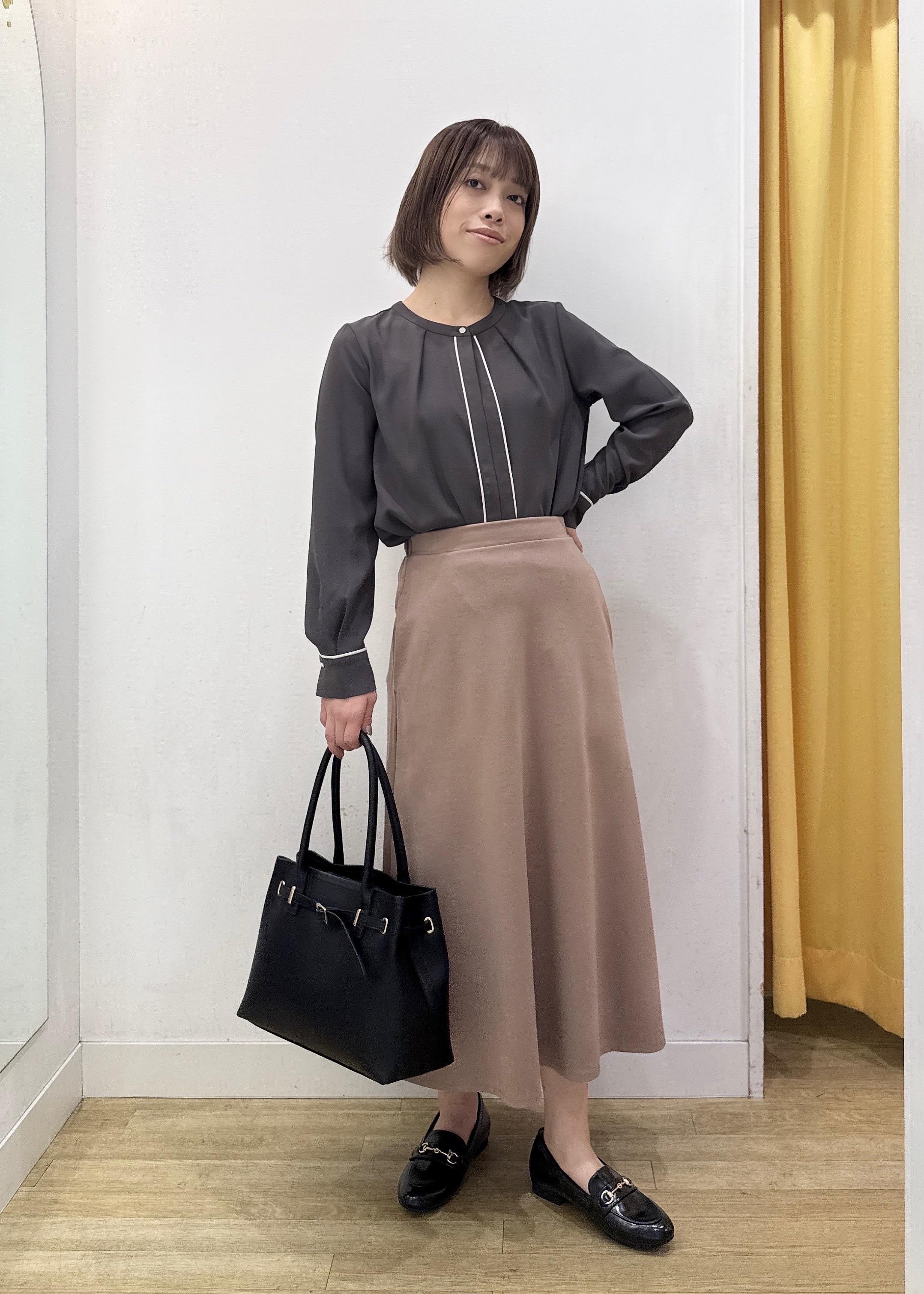 ROPE' PICNICの配色パイピングブラウスを使ったコーディネートを紹介します。｜Rakuten Fashion(楽天ファッション／旧楽天ブランドアベニュー)6402010