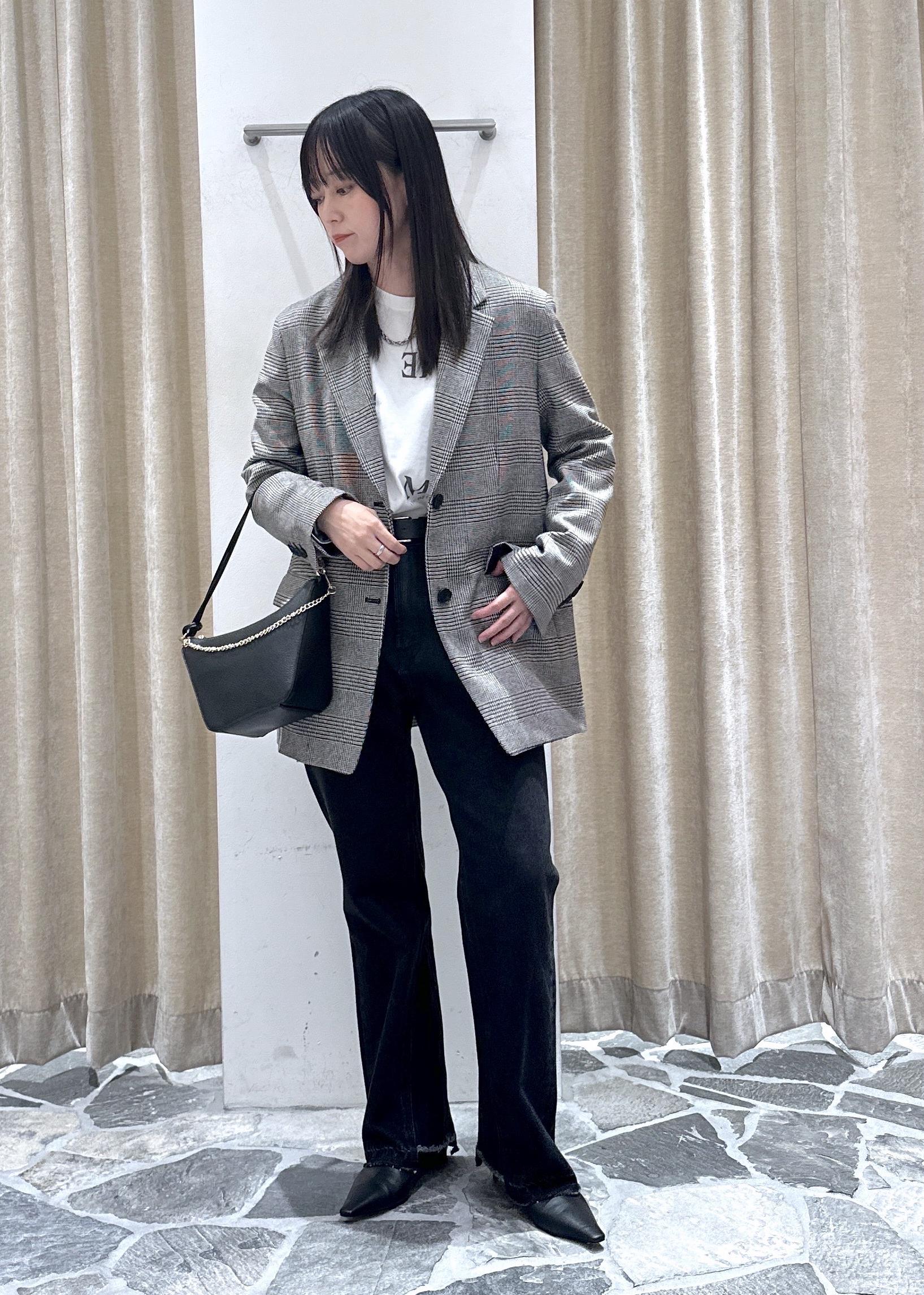 SALON adam et rope'のポインテッドトゥ レザーヒールショートブーツを使ったコーディネートを紹介します。｜Rakuten Fashion(楽天ファッション／旧楽天ブランドアベニュー)6409049