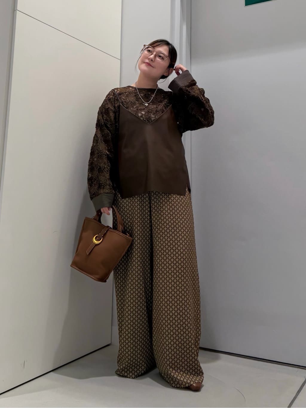 Vinのベロア刺繍レーストップスを使ったコーディネートを紹介します。｜Rakuten Fashion(楽天ファッション／旧楽天ブランドアベニュー)6320476