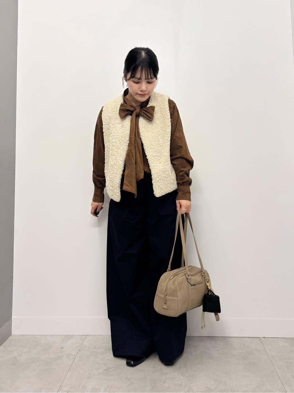 Vinのミニバッグキーホルダー付きバッグチャームを使ったコーディネートを紹介します。｜Rakuten Fashion(楽天ファッション／旧楽天ブランドアベニュー)6325593