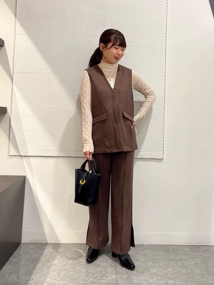 Vinのフェイクスウェードバックフレアベスト(ミドル丈)を使ったコーディネートを紹介します。｜Rakuten Fashion(楽天ファッション／旧楽天ブランドアベニュー)6331721