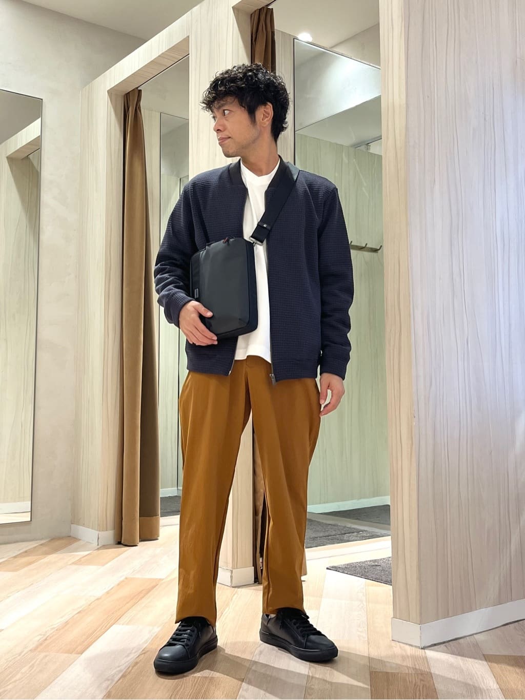 TAKEO KIKUCHIの【3Dナイロンストレッチ】スリムイージーパンツを使ったコーディネートを紹介します。｜Rakuten Fashion(楽天ファッション／旧楽天ブランドアベニュー)6332294