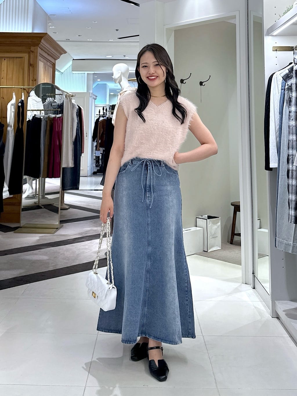 La boutique BonBonの【今すぐお届け!・美シルエット】リボンデニム