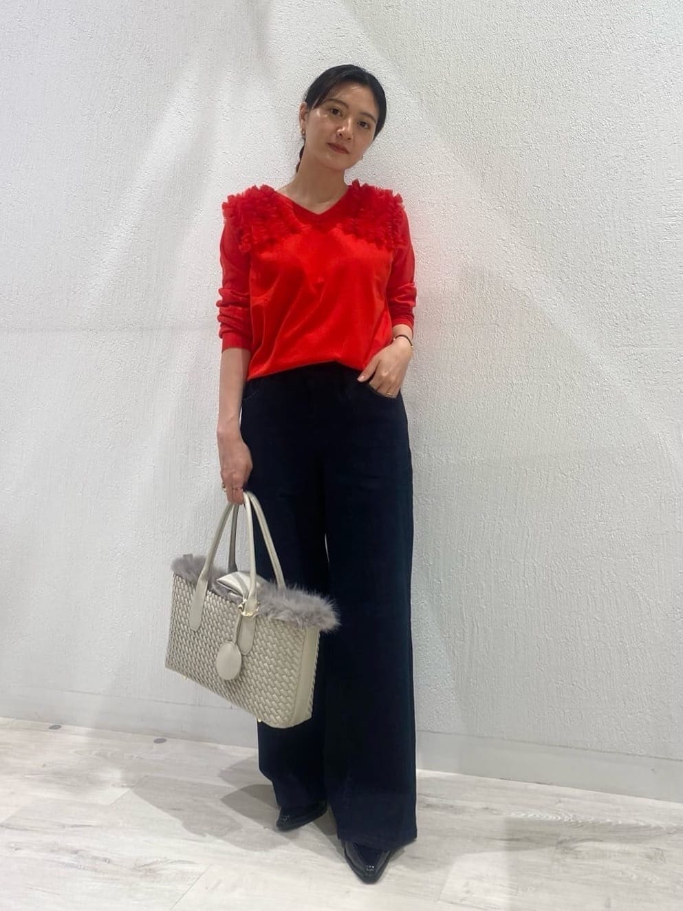 VinのチュールフリルVネックニットを使ったコーディネートを紹介します。｜Rakuten Fashion(楽天ファッション／旧楽天ブランドアベニュー)6336221