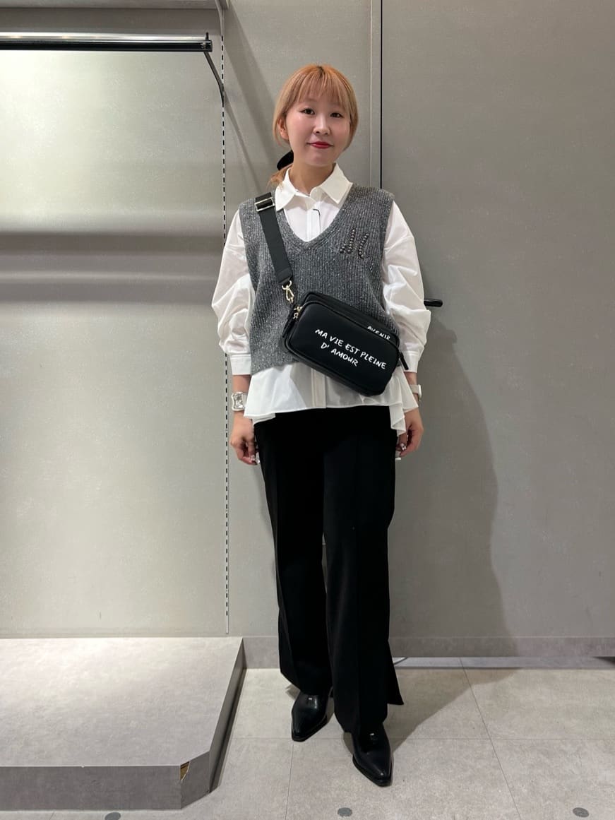 Vinのビーズ刺繍ロゴVネックニットベストを使ったコーディネートを紹介します。｜Rakuten Fashion(楽天ファッション／旧楽天ブランドアベニュー)6336408