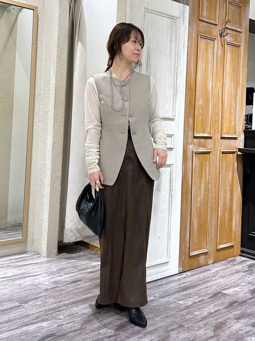 mysty womanのクルーネックベストを使ったコーディネートを紹介します。｜Rakuten Fashion(楽天ファッション／旧楽天ブランドアベニュー)6338600