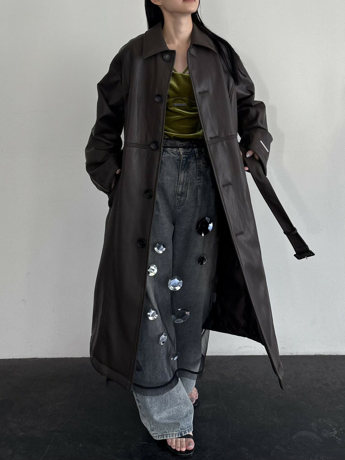 PRANK PROJECTのヴィーガンレザーオーバーロングコートを使ったコーディネートを紹介します。｜Rakuten Fashion(楽天ファッション／旧楽天ブランドアベニュー)6342751