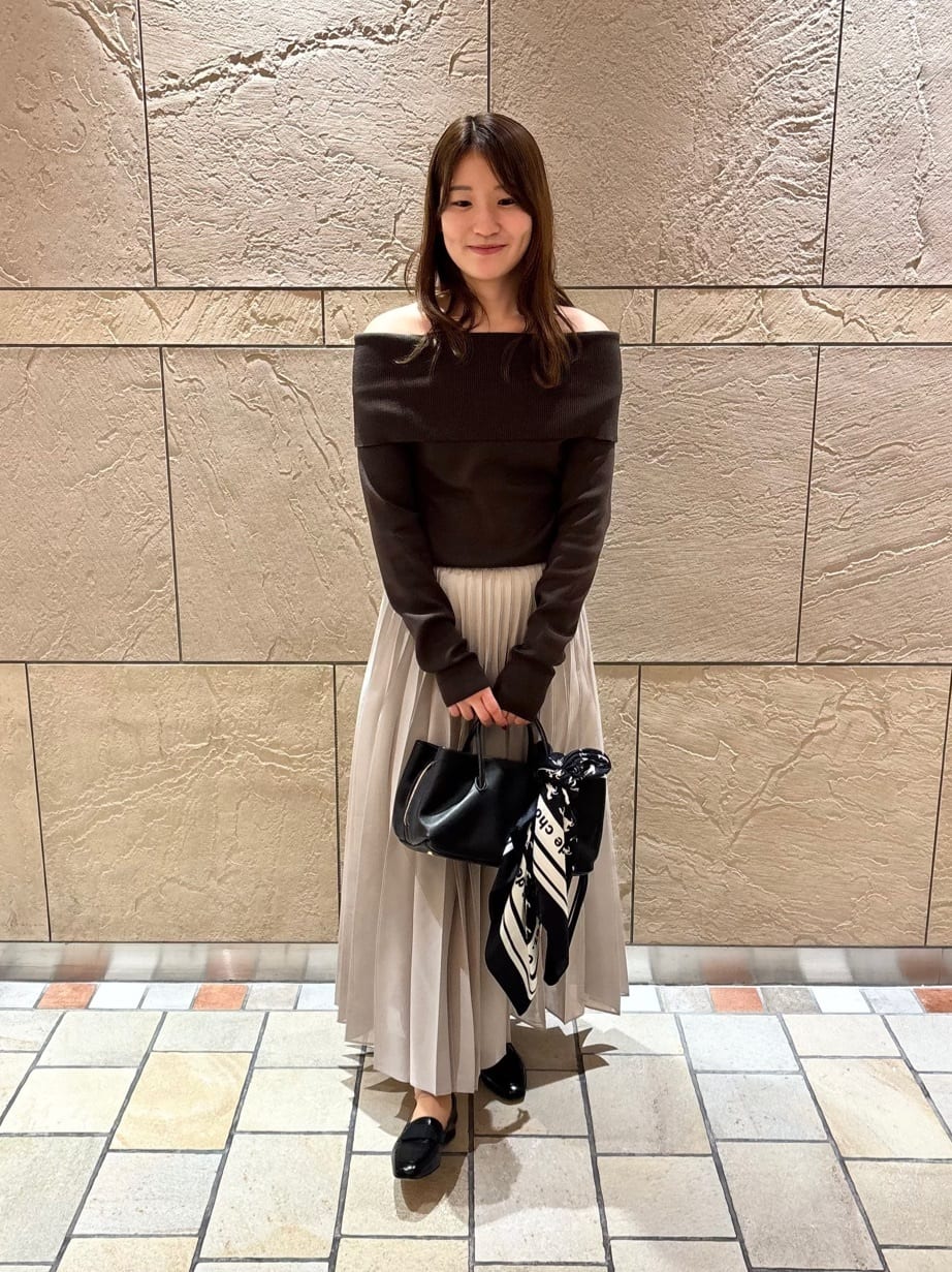 1er Arrondissementのオフショルダープルオーバーを使ったコーディネートを紹介します。｜Rakuten Fashion(楽天ファッション／旧楽天ブランドアベニュー)6343265