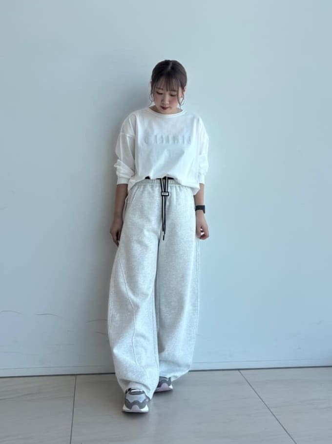 Vinのエンボスロゴオーバーサイズプルオーバーを使ったコーディネートを紹介します。｜Rakuten Fashion(楽天ファッション／旧楽天ブランドアベニュー)6356591