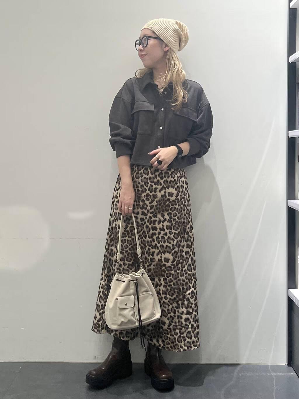 LAKOLEのレオパードフレアスカートを使ったコーディネートを紹介します。｜Rakuten Fashion(楽天ファッション／旧楽天ブランドアベニュー)6356991