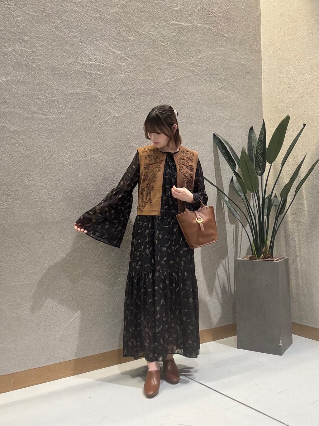 Vinのフェイクスウェード刺繍ベストを使ったコーディネートを紹介します。｜Rakuten Fashion(楽天ファッション／旧楽天ブランドアベニュー)6357991