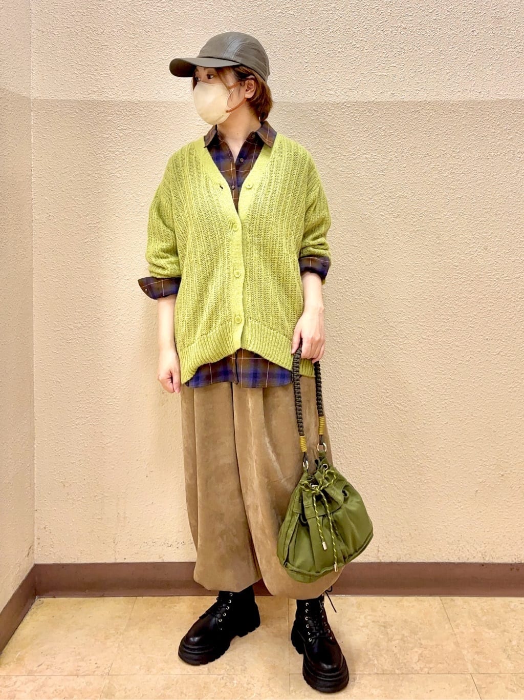 Green ParksのシアーニットVネックカーディガンを使ったコーディネートを紹介します。｜Rakuten Fashion(楽天ファッション／旧楽天ブランドアベニュー)6370227