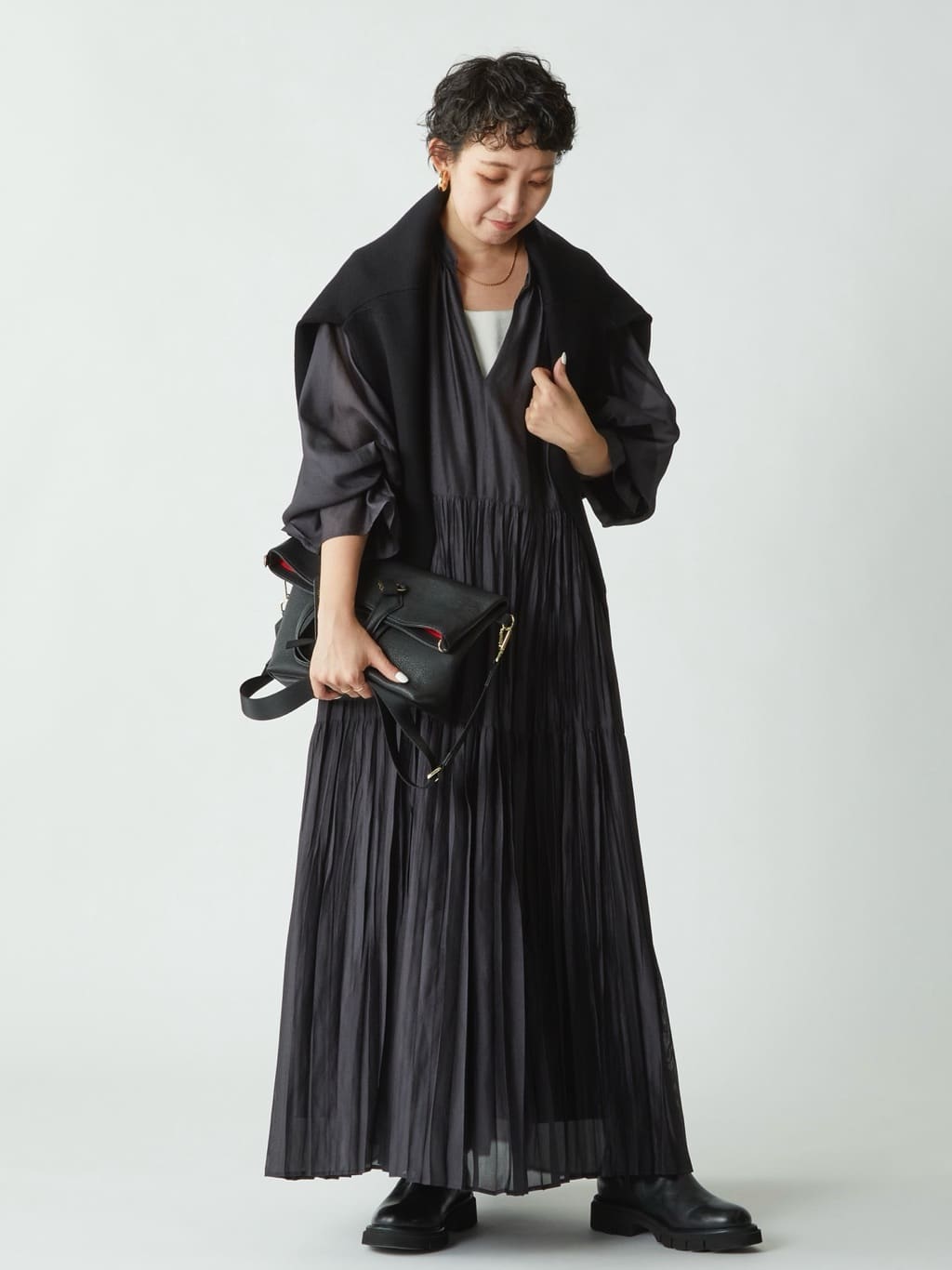 1er Arrondissementのティアード手絞りプリーツワンピースを使ったコーディネートを紹介します。｜Rakuten Fashion(楽天ファッション／旧楽天ブランドアベニュー)6371801