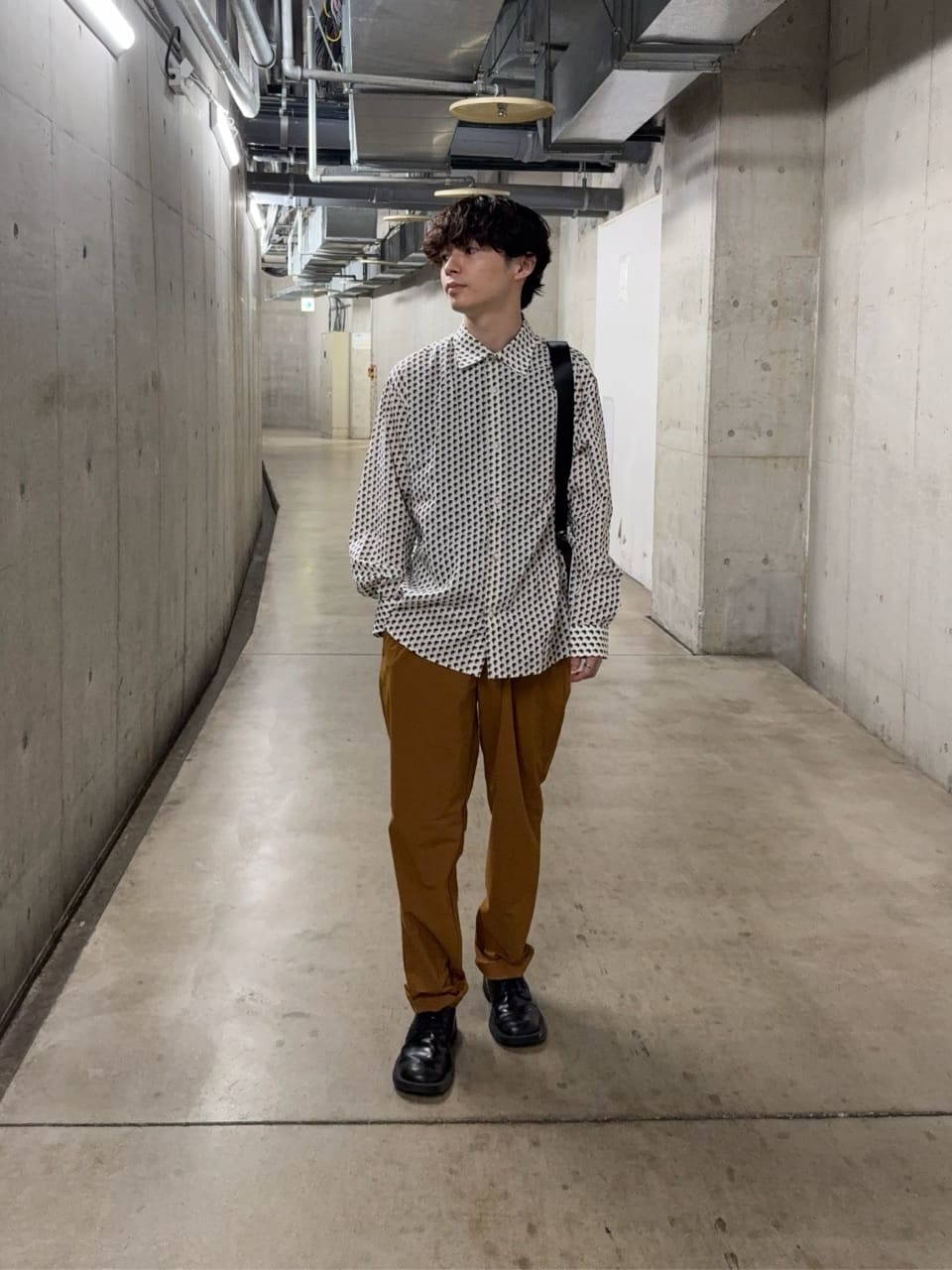 TAKEO KIKUCHIのボーラーハット柄 長袖シャツを使ったコーディネートを紹介します。｜Rakuten Fashion(楽天ファッション／旧楽天ブランドアベニュー)6375367