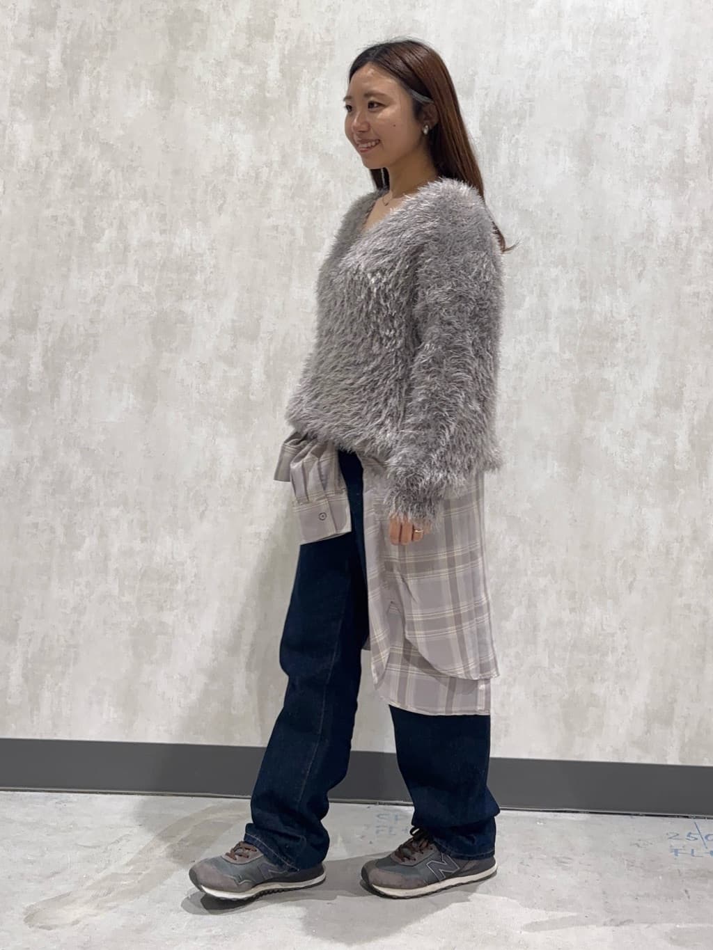 AMERICAN HOLICのVネックシャギーニットプルオーバーを使ったコーディネートを紹介します。｜Rakuten Fashion(楽天ファッション／旧楽天ブランドアベニュー)6375676