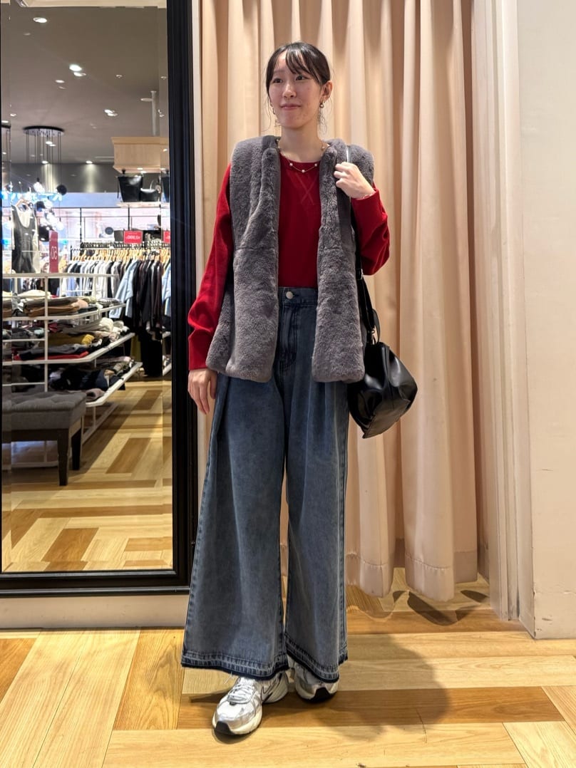 Green Parksの・ELENCARE DUE ペプラムフェイクファーベストを使ったコーディネートを紹介します。｜Rakuten Fashion(楽天ファッション／旧楽天ブランドアベニュー)6375775