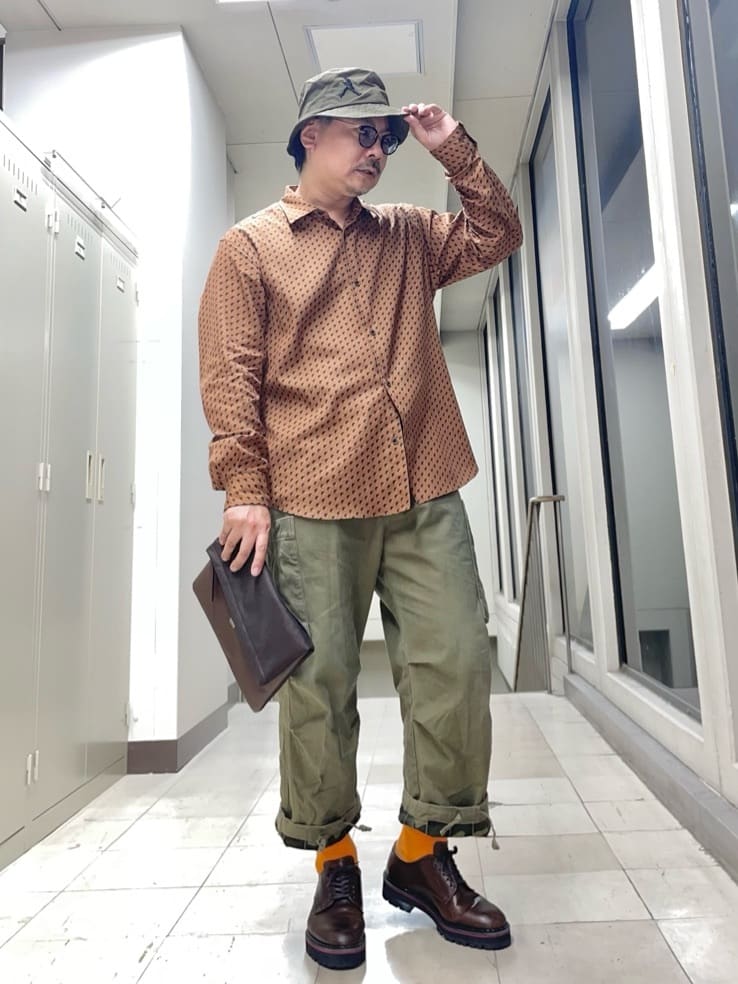 TAKEO KIKUCHIのボーラーハット柄 長袖シャツを使ったコーディネートを紹介します。｜Rakuten Fashion(楽天ファッション／旧楽天ブランドアベニュー)6377225