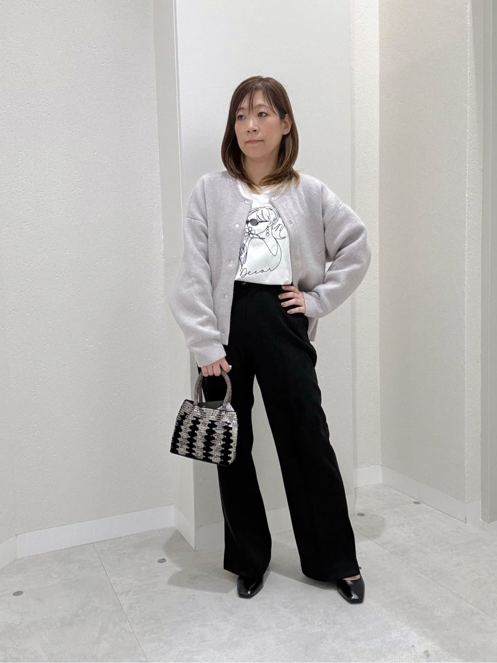 Vinの裏配色ニットカーディガンを使ったコーディネートを紹介します。｜Rakuten Fashion(楽天ファッション／旧楽天ブランドアベニュー)6381381