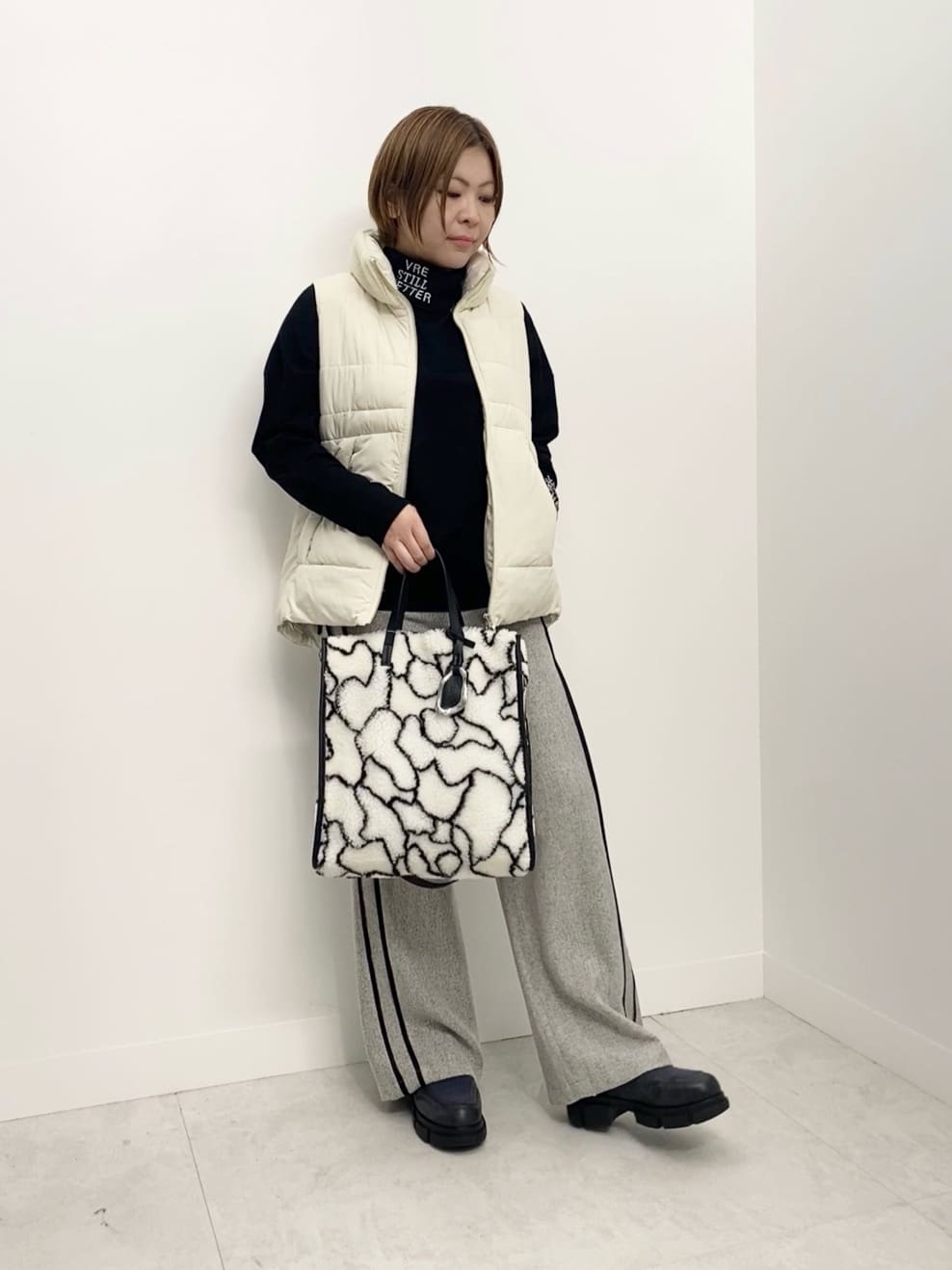 Vinのリブウエストサイドラインパンツを使ったコーディネートを紹介します。｜Rakuten Fashion(楽天ファッション／旧楽天ブランドアベニュー)6382582