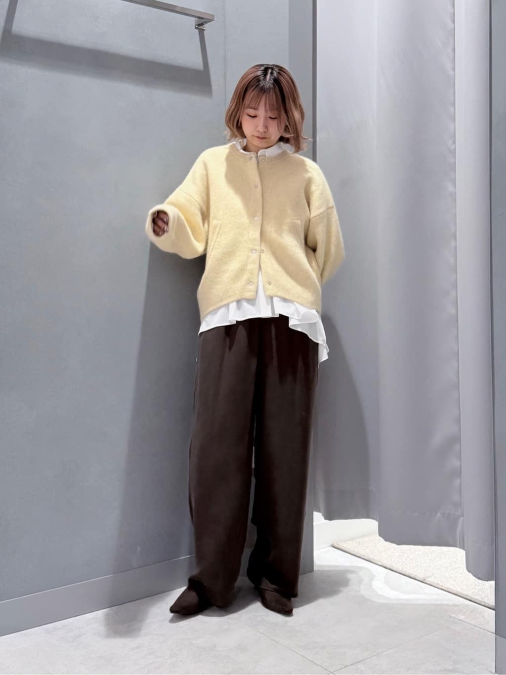 LASUDのキュプラレーヨンサテンストレートパンツを使ったコーディネートを紹介します。｜Rakuten Fashion(楽天ファッション／旧楽天ブランドアベニュー)6385117