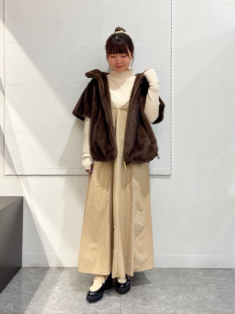 Vinのケープハイネックニットアンサンブルを使ったコーディネートを紹介します。｜Rakuten Fashion(楽天ファッション／旧楽天ブランドアベニュー)6385395