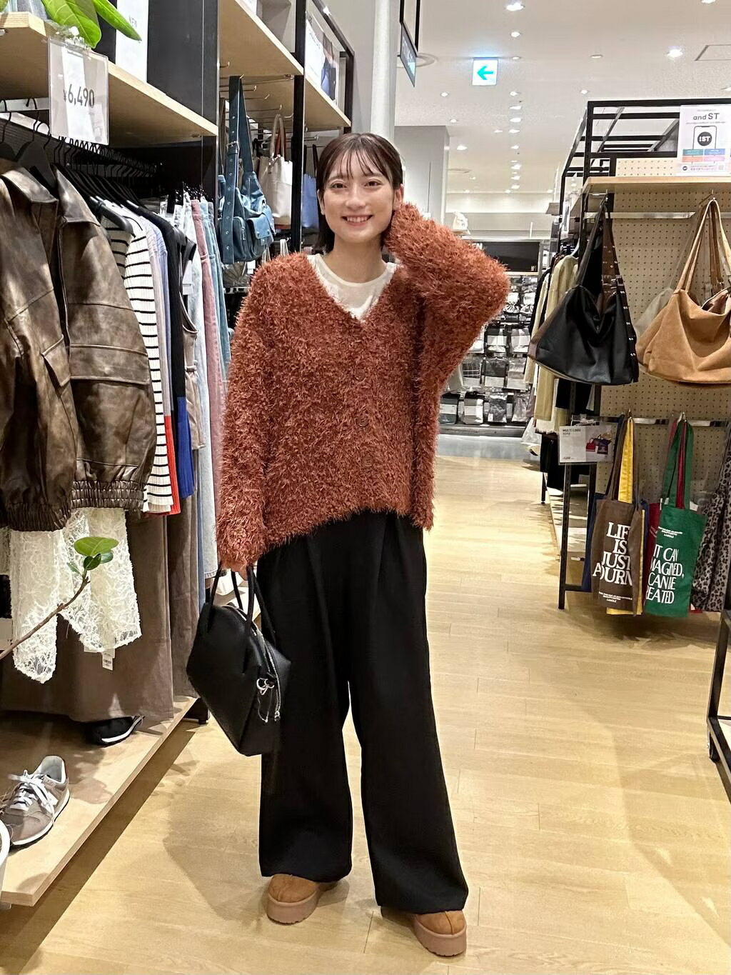 LAKOLEのネップフェザーVネックカーディガンを使ったコーディネートを紹介します。｜Rakuten Fashion(楽天ファッション／旧楽天ブランドアベニュー)6385754