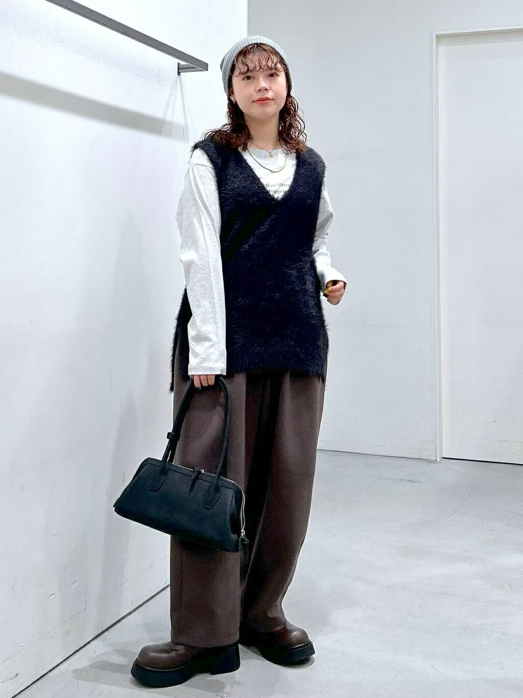 LAKOLEのシャギーニットベストを使ったコーディネートを紹介します。｜Rakuten Fashion(楽天ファッション／旧楽天ブランドアベニュー)6386304