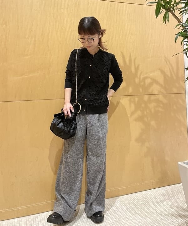 BEAMS HEARTの【手洗い可】フロントレース ニット カーディガン 25AW レディース 秋 長袖 オンオフ兼用 オフィス 通勤 一枚で主役級を使ったコーディネートを紹介します。｜Rakuten Fashion(楽天ファッション／旧楽天ブランドアベニュー)6389074