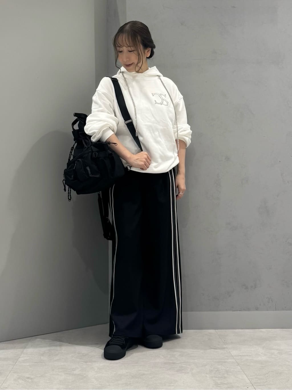 Vinのビジューディテールフーディーを使ったコーディネートを紹介します。｜Rakuten Fashion(楽天ファッション／旧楽天ブランドアベニュー)6392410