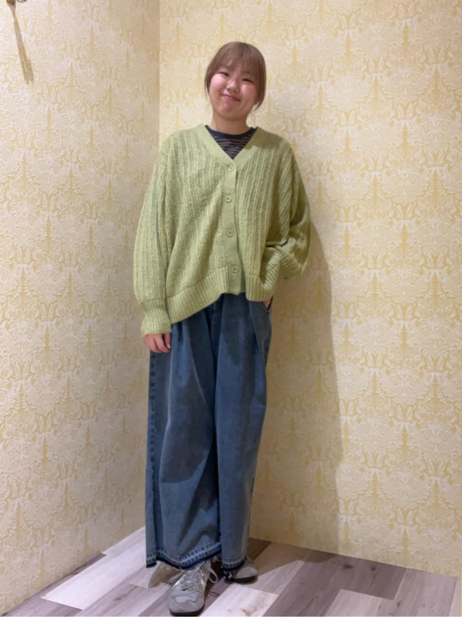 Green ParksのシアーニットVネックカーディガンを使ったコーディネートを紹介します。｜Rakuten Fashion(楽天ファッション／旧楽天ブランドアベニュー)6392447