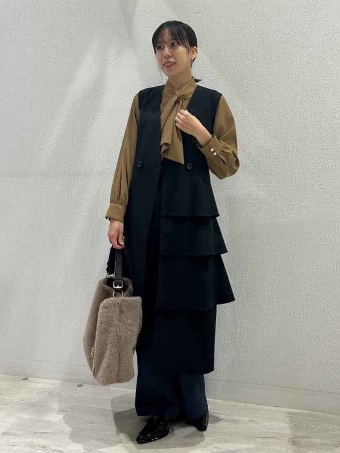 Vinのビジューブローチ付きフェイクファートートバッグを使ったコーディネートを紹介します。｜Rakuten Fashion(楽天ファッション／旧楽天ブランドアベニュー)6392732