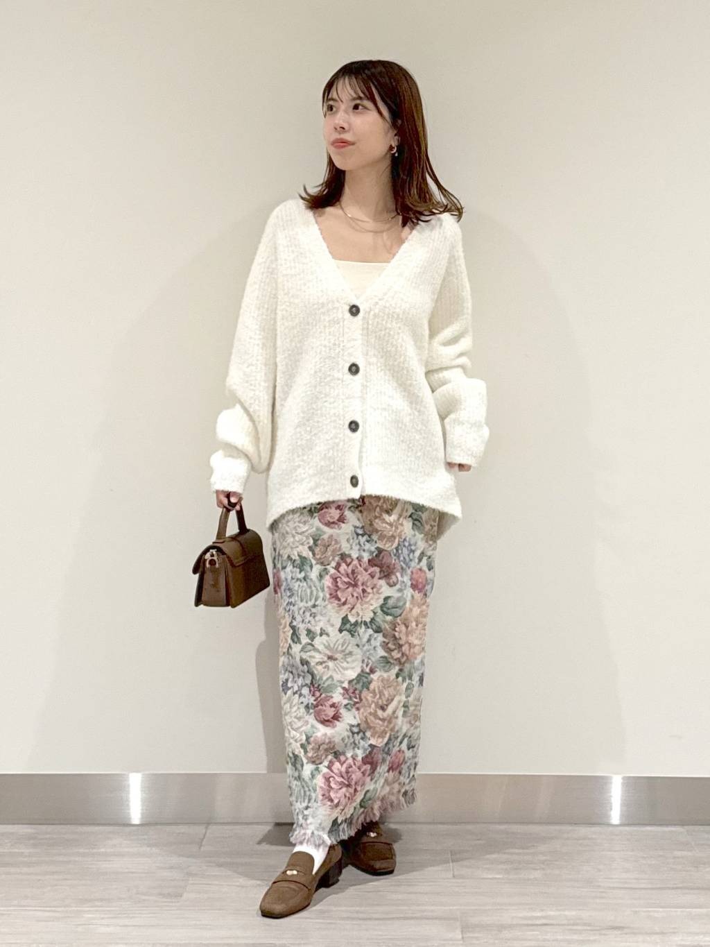 mysty womanのブークレVネックカーディガンを使ったコーディネートを紹介します。｜Rakuten Fashion(楽天ファッション／旧楽天ブランドアベニュー)6398693