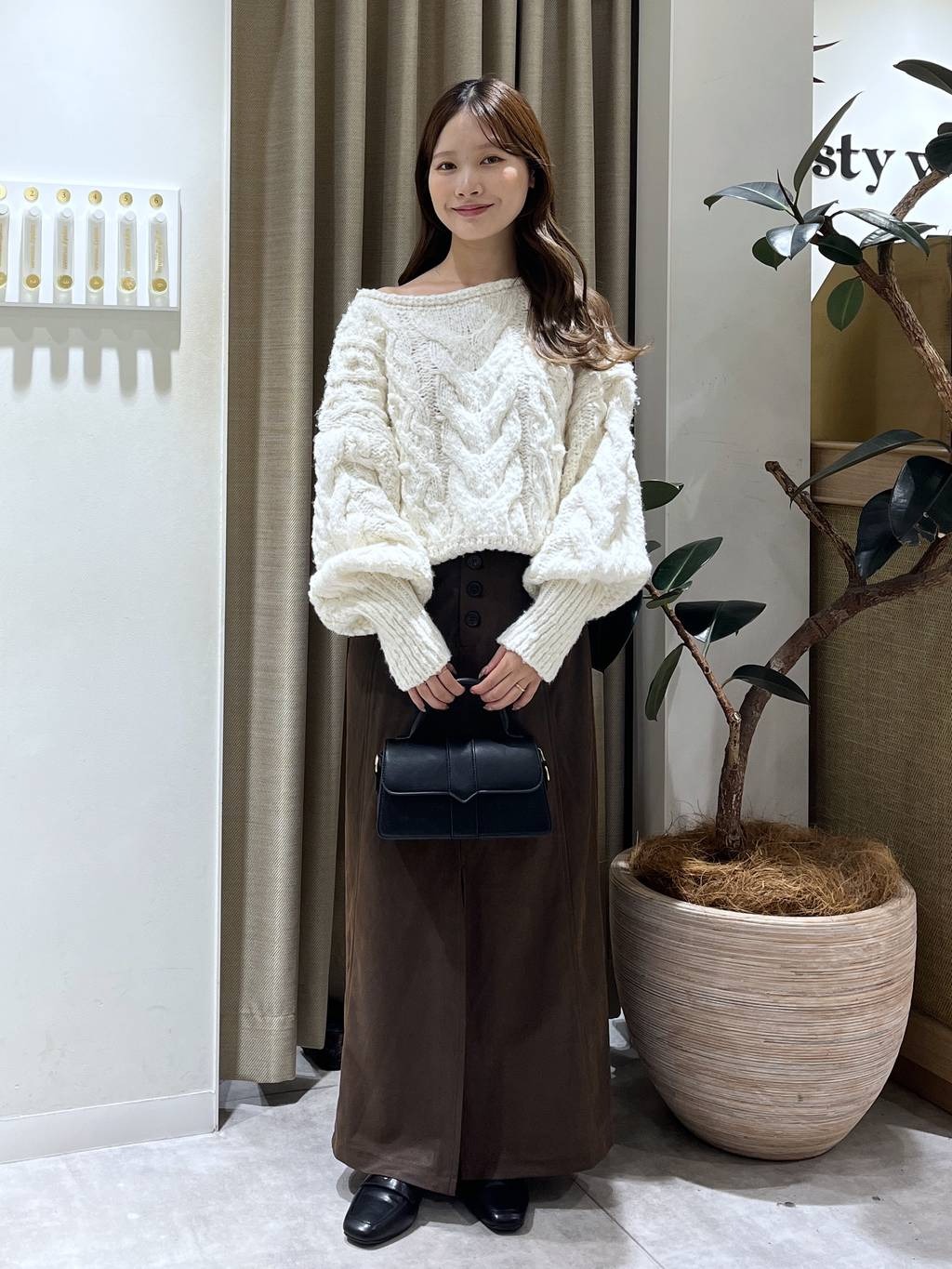 mysty womanのボートネックケーブルニットを使ったコーディネートを紹介します。｜Rakuten Fashion(楽天ファッション／旧楽天ブランドアベニュー)6401420