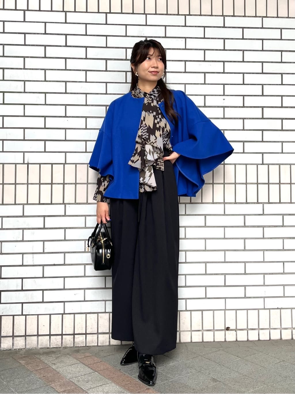 Vinのジオメトリックケープブラウスを使ったコーディネートを紹介します。｜Rakuten Fashion(楽天ファッション／旧楽天ブランドアベニュー)6412389