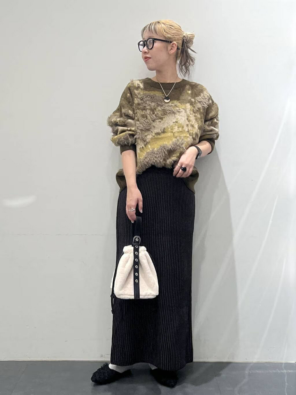 LAKOLEのニュアンス柄ニットプルオーバーを使ったコーディネートを紹介します。｜Rakuten Fashion(楽天ファッション／旧楽天ブランドアベニュー)6413645