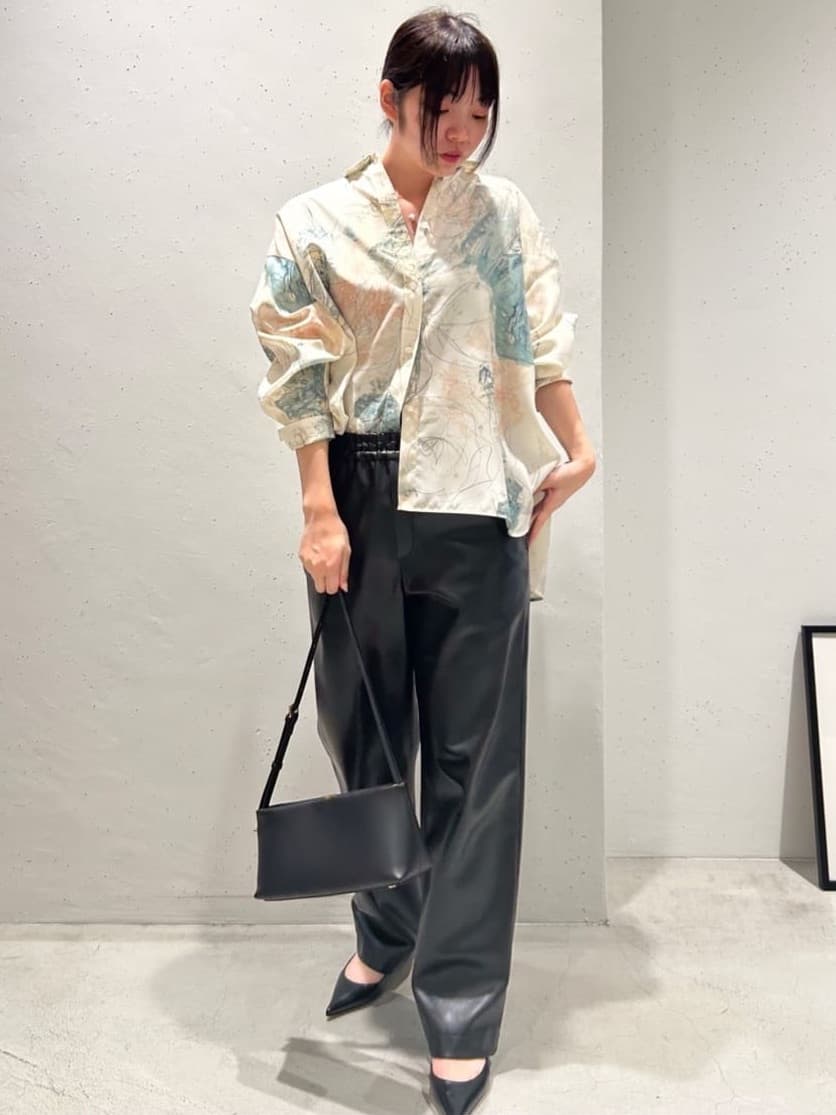 1er Arrondissementのアートプリントシャツを使ったコーディネートを紹介します。｜Rakuten Fashion(楽天ファッション／旧楽天ブランドアベニュー)6414006