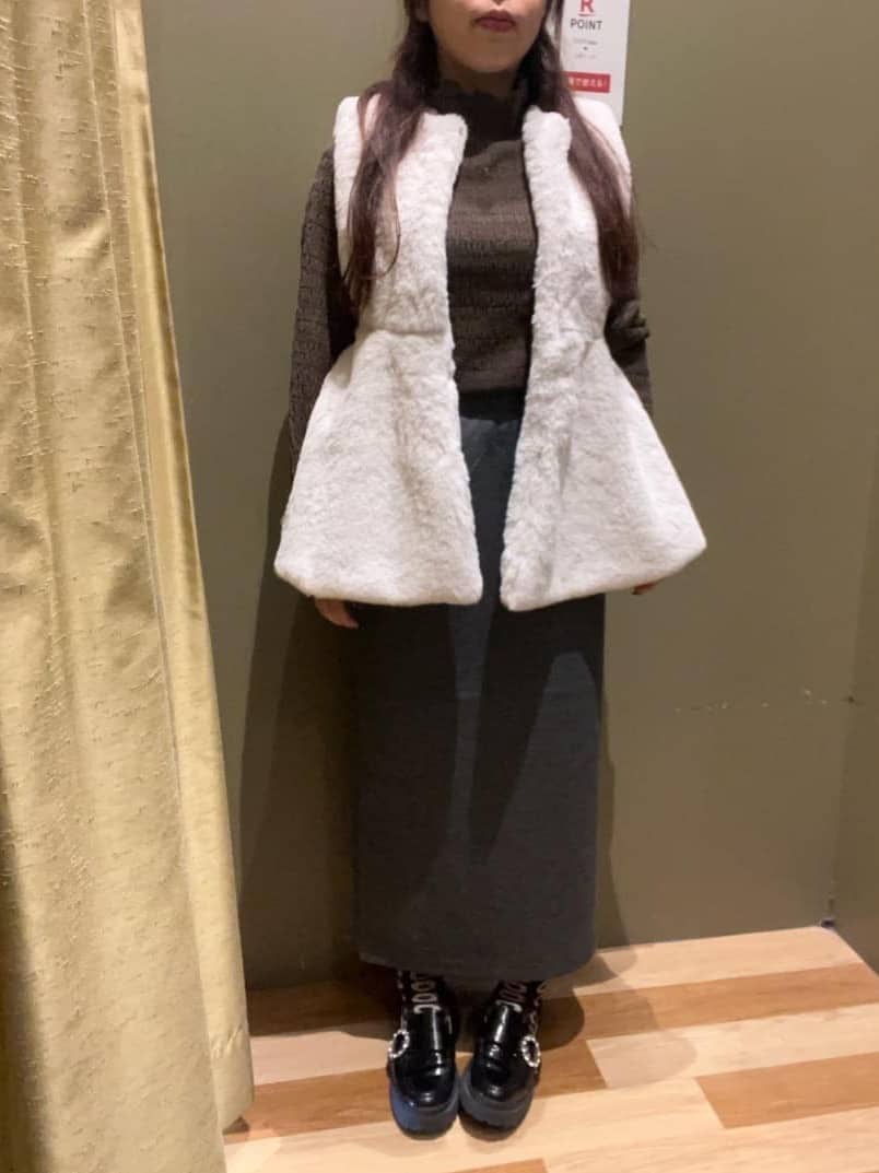 Green Parksの・ELENCARE DUE ペプラムフェイクファーベストを使ったコーディネートを紹介します。｜Rakuten Fashion(楽天ファッション／旧楽天ブランドアベニュー)6416297